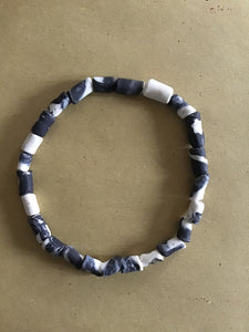 Collana elastica con perle di porcellana bianca e nera